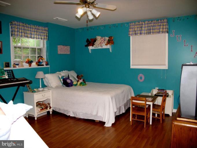 8708 Bradgate Road Alexandria, VA 22308 - Photo 14 of 30 Large bedroom with spacious walk in closet!