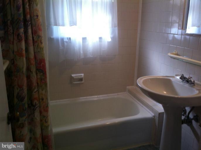 3914 Isbell Street Silver Spring, MD 20906 - Photo 6 of 17 a bathroom with a bathtub