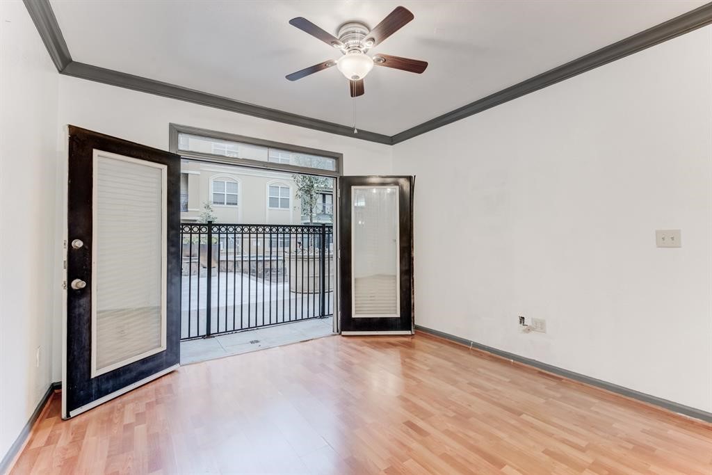 1711 Old Spanish Trail, Unit 110 Houston, TX 77054 - Photo 12 of 31 a view of a livingroom with a ceiling fan and window