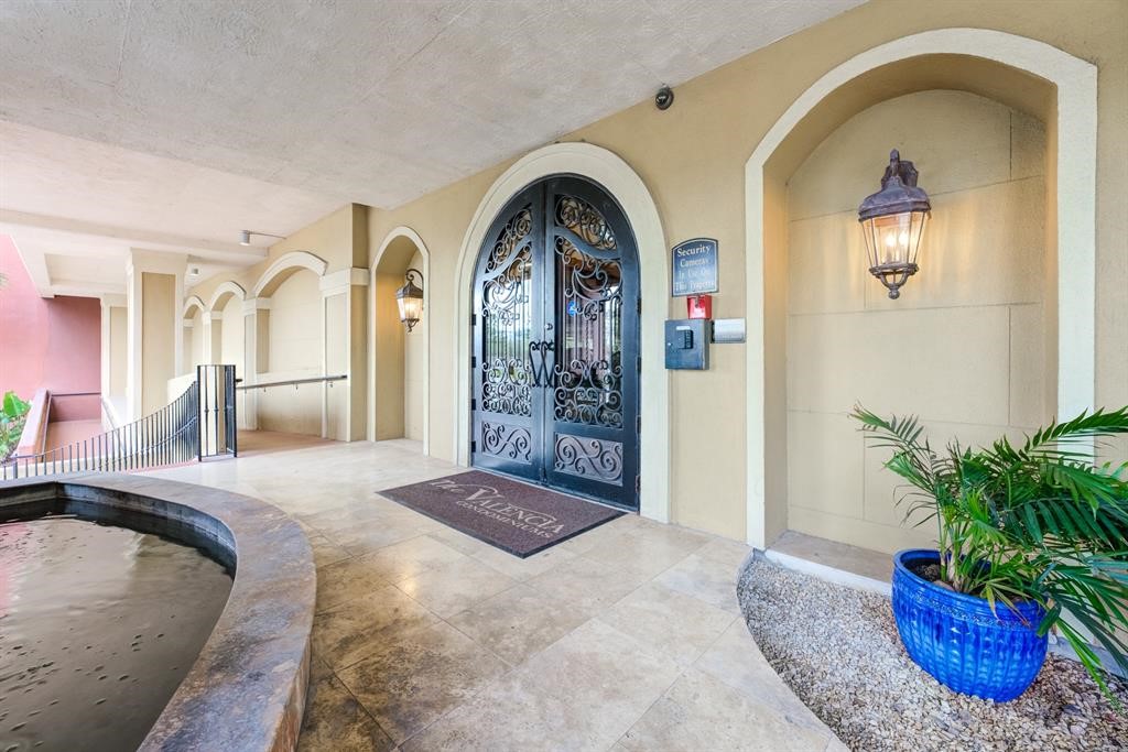 1711 Old Spanish Trail, Unit 110 Houston, TX 77054 - Photo 2 of 31 a view of a living room and bathroom