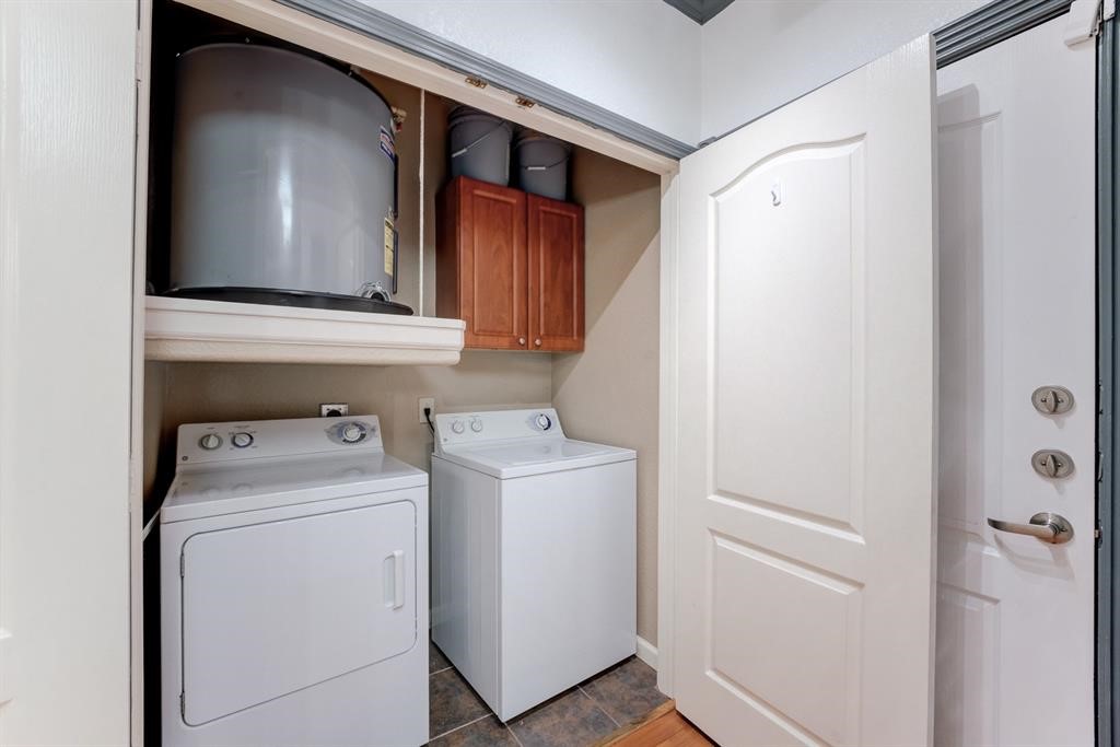 1711 Old Spanish Trail, Unit 110 Houston, TX 77054 - Photo 10 of 31 a utility room with dryer and washer