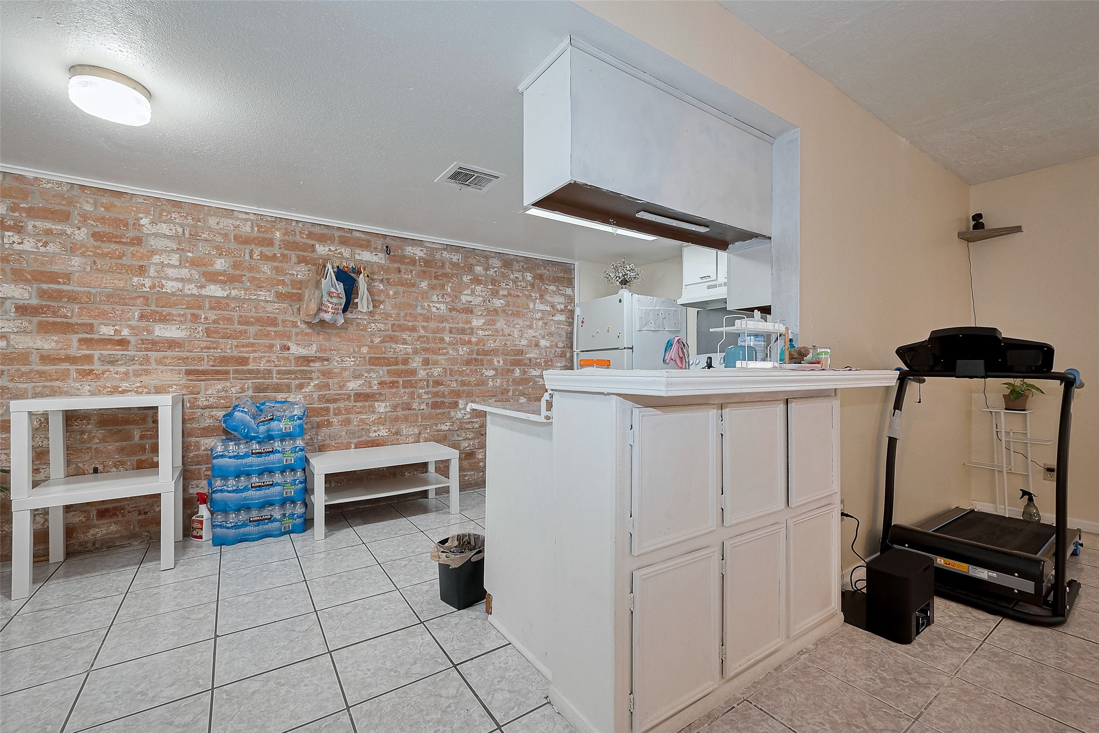 12223 Sharpview Drive Houston, TX 77072 - Photo 18 of 41 a kitchen with a sink and cabinets