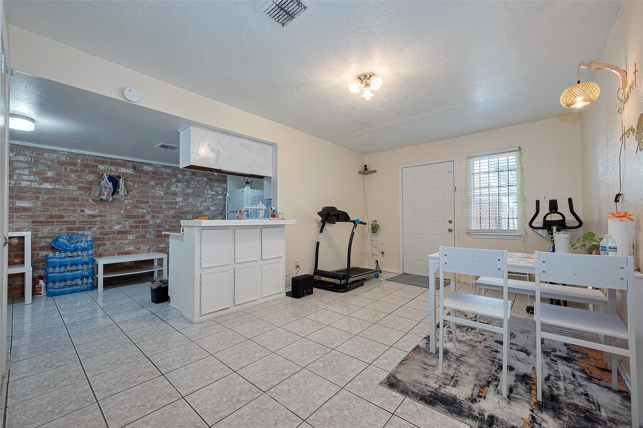 12223 Sharpview Drive Houston, TX 77072 - Photo 24 of 41 a living room with furniture