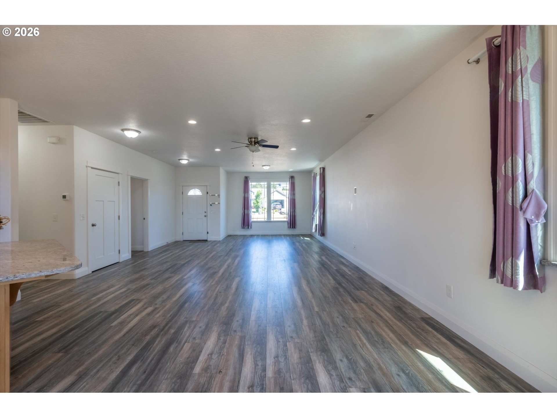 2010 Roosevelt Loop North Bend, OR 97459 - Photo 11 of 30 Living Room