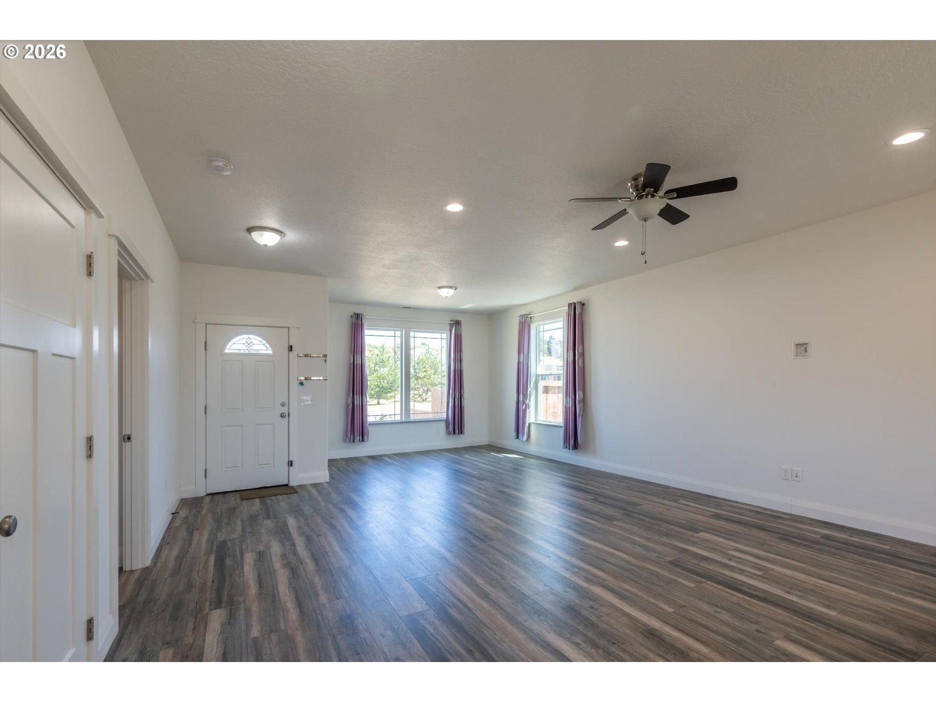 2010 Roosevelt Loop North Bend, OR 97459 - Photo 10 of 30 Living Room