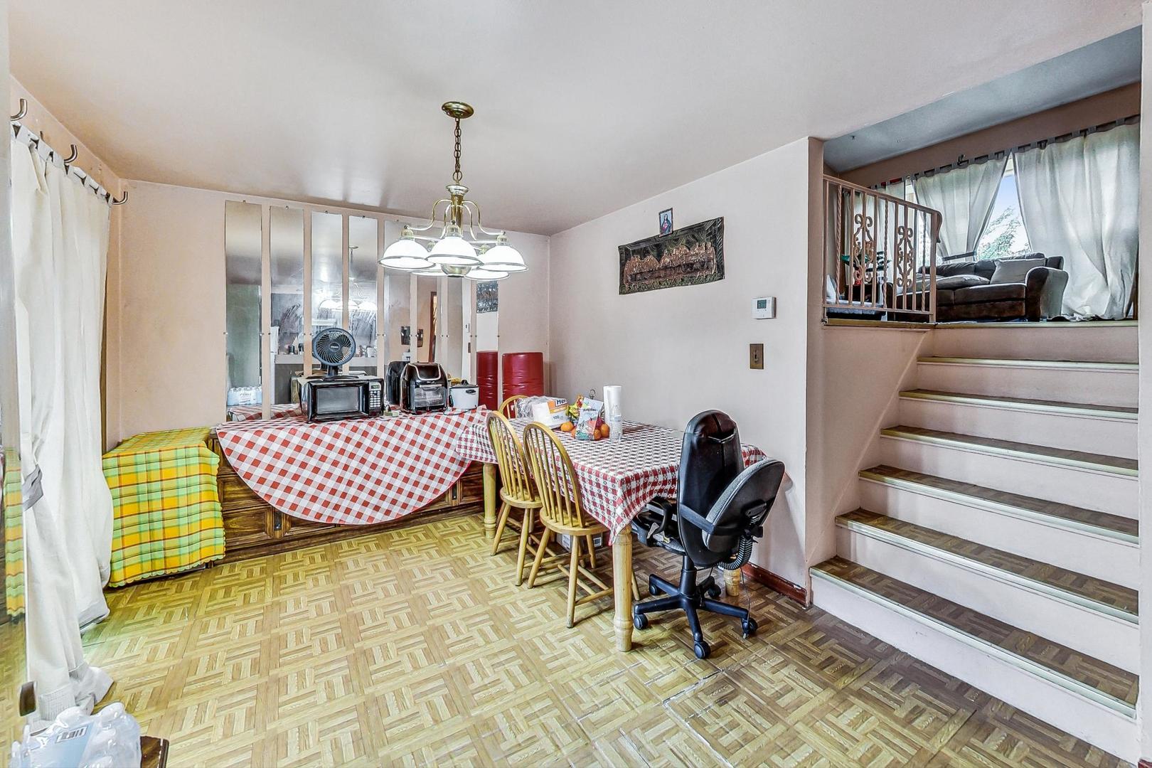 8803 Robin Drive Des Plaines, IL 60016 - Photo 5 of 18 a living room with furniture