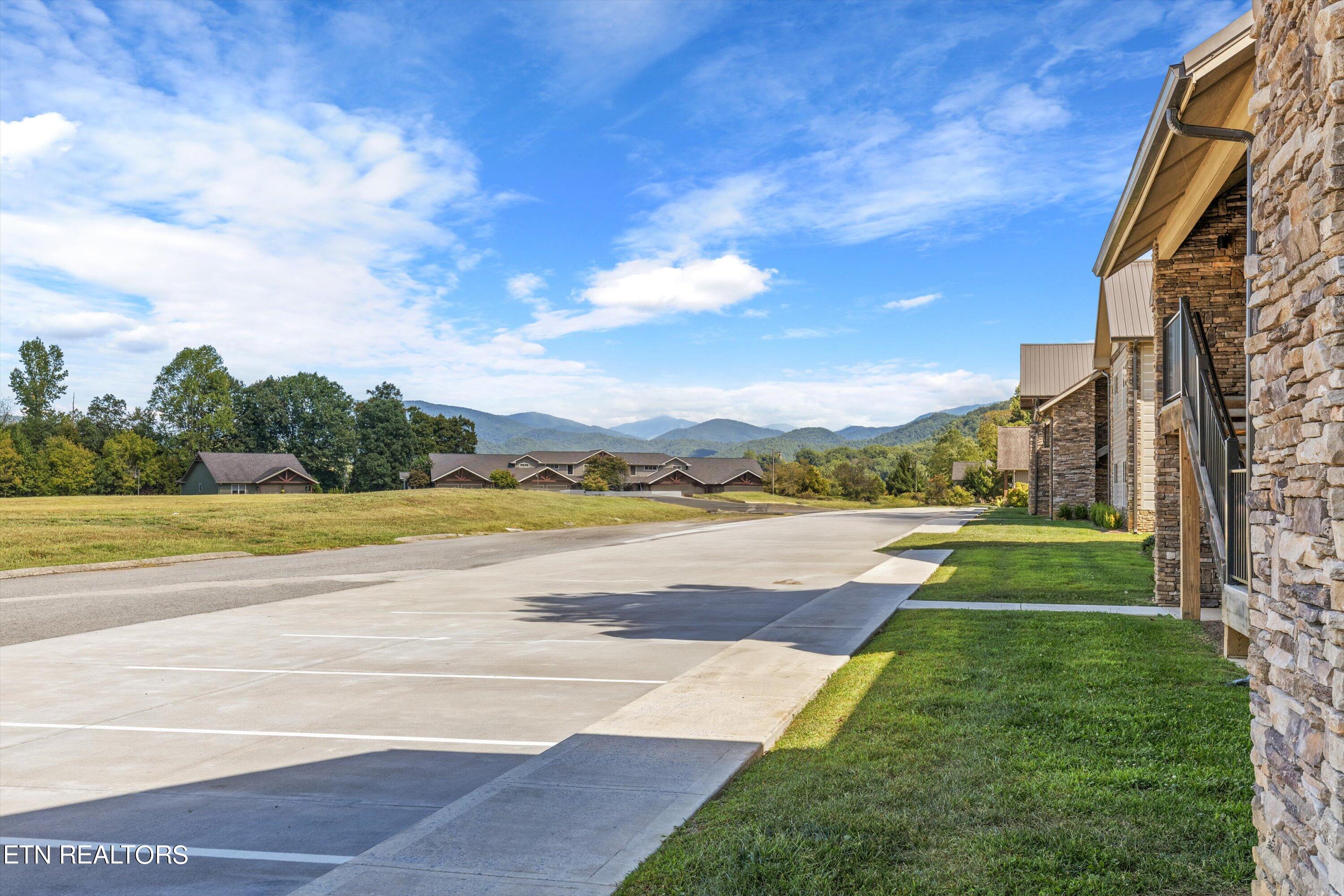 229 Bishop's Cap Circle, Unit 105 Townsend, TN 37882 - Photo 3 of 34 Pic 3