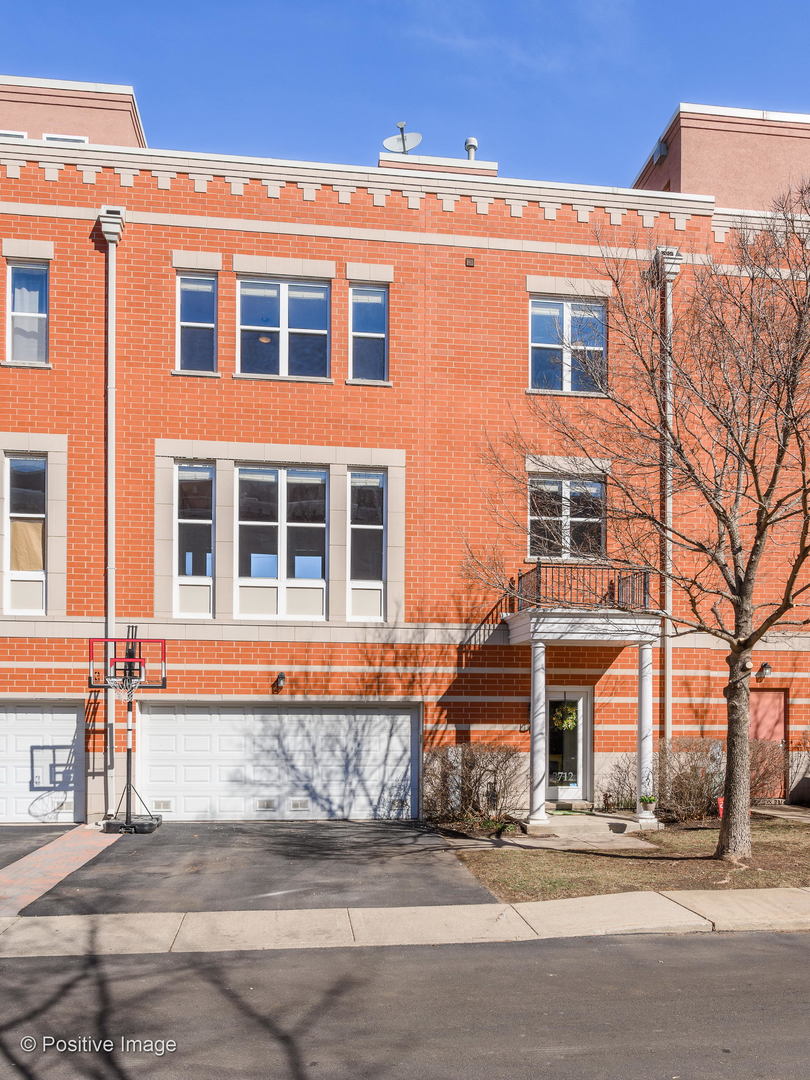 2712 West Dakin Street Chicago, IL 60618 - Photo 2 of 26