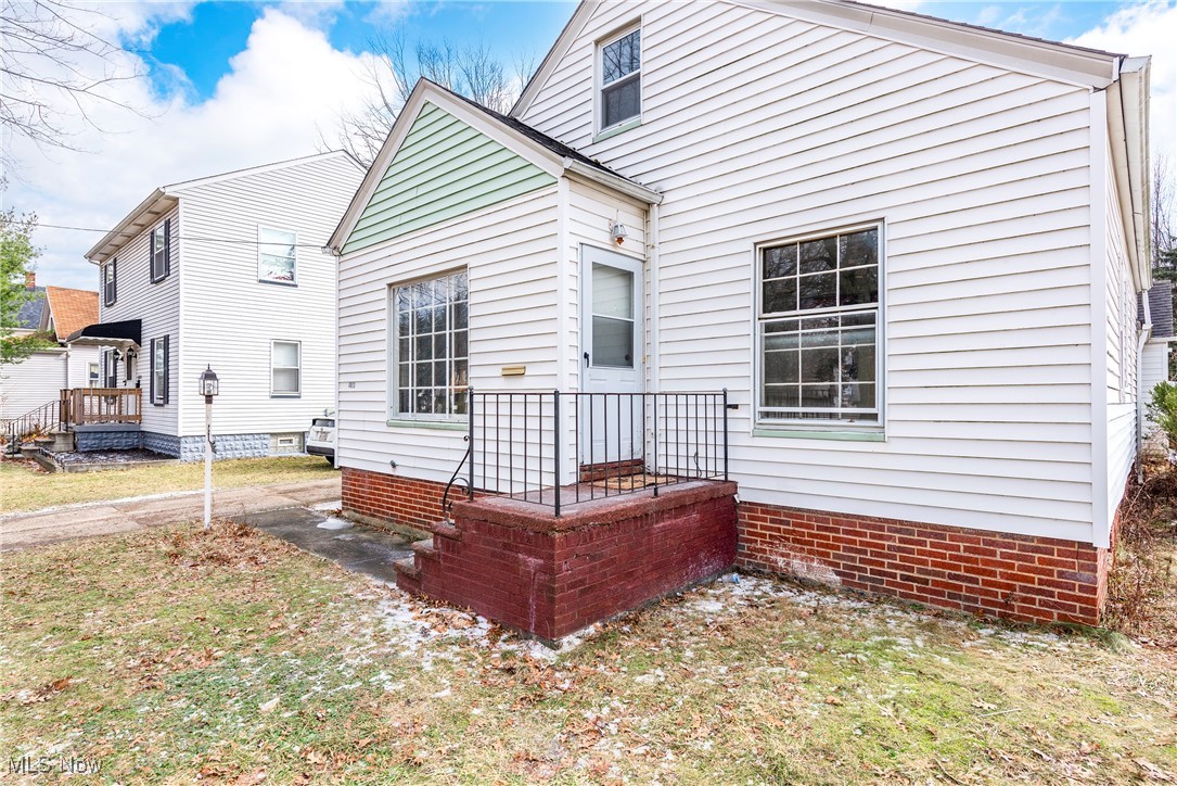 4813 Snow Road Cleveland, OH 44134 - Photo 3 of 37