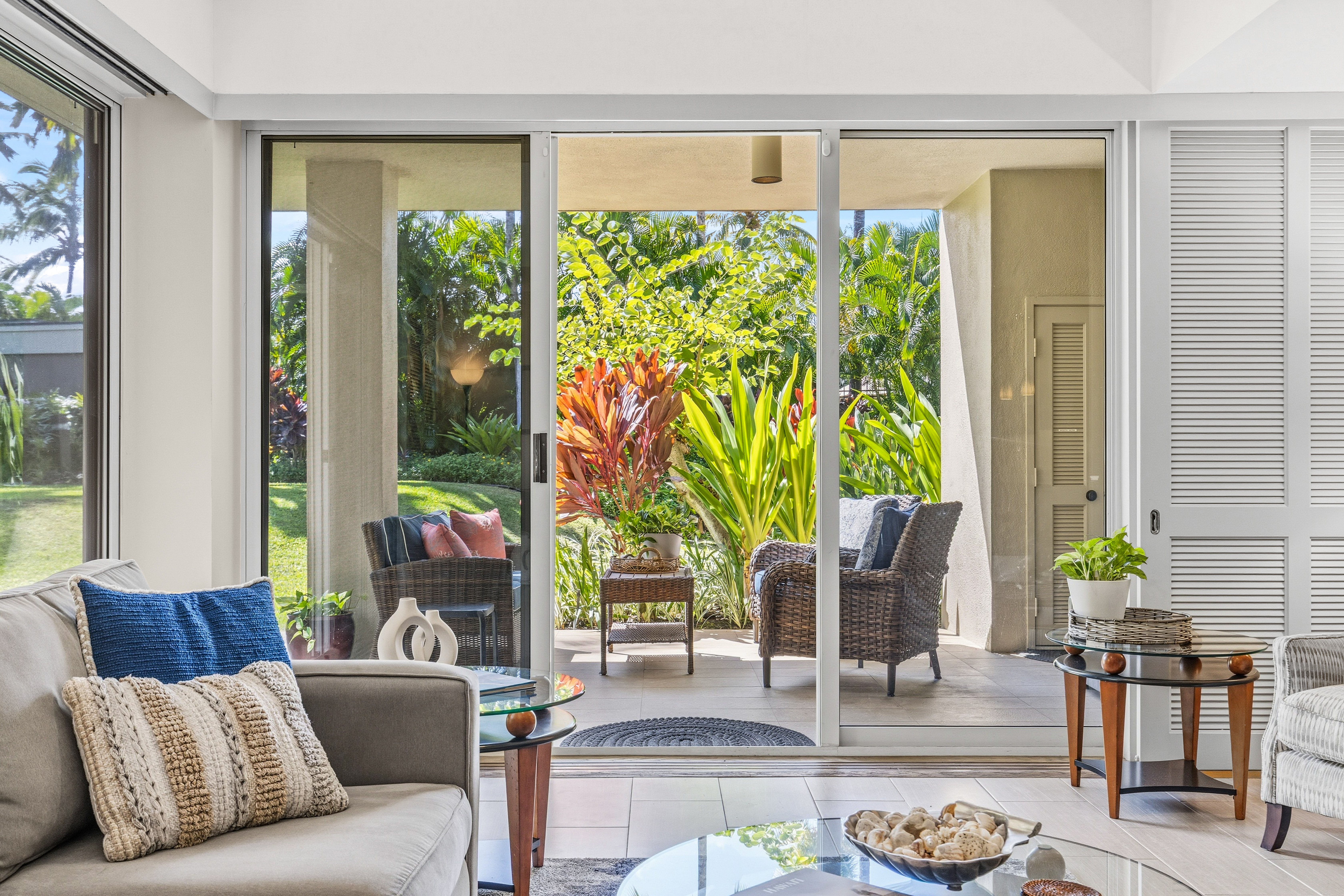 69-1010 Keana Place, Unit B101 Waikoloa, HI 96738 - Photo 8 of 30 a living room with patio furniture and a potted plant