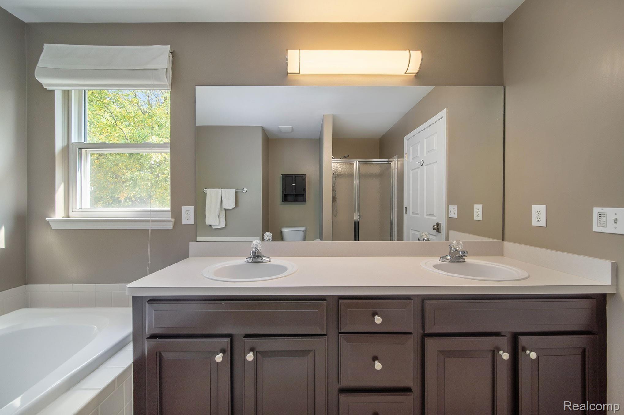 2745 Long Meadow Lane Rochester, MI 48307 - Photo 31 of 38 31.jpg