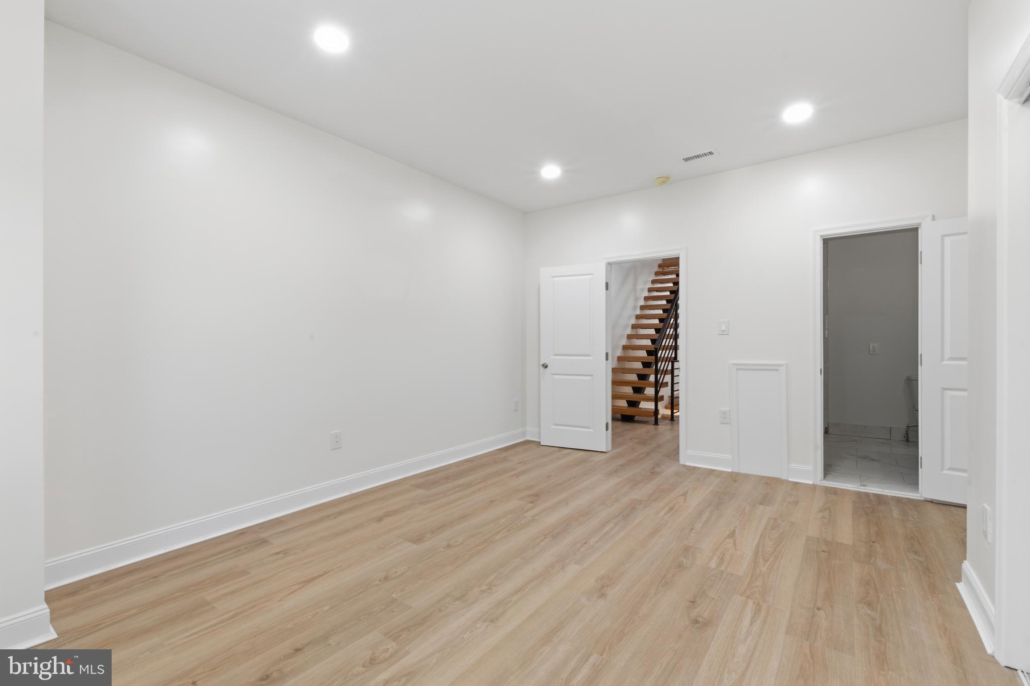 83 West Sharpnack Street Philadelphia, PA 19119 - Photo 12 of 38
