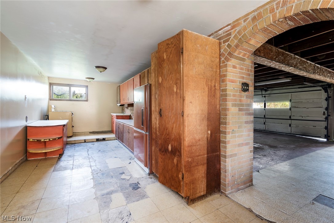 550 Edison Street Struthers, OH 44471 - Photo 7 of 23 Storage/ Garage Kitchen Space