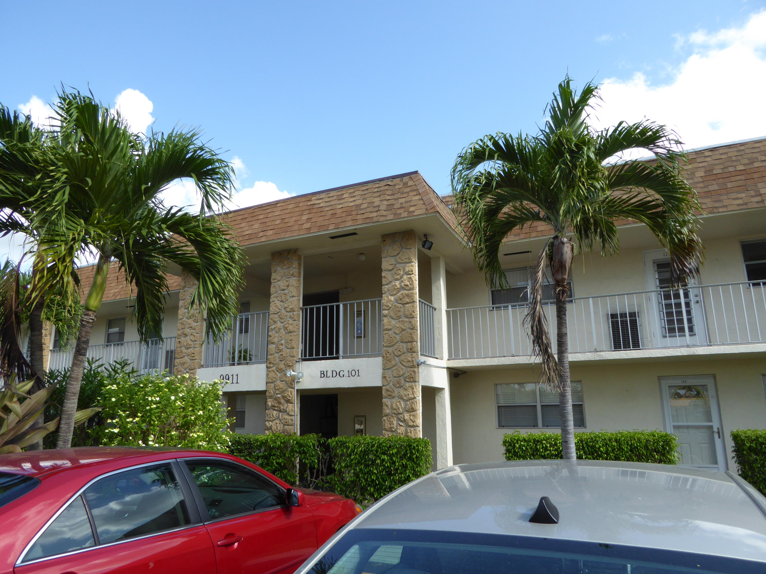 Sandalfoot Blvd Apts