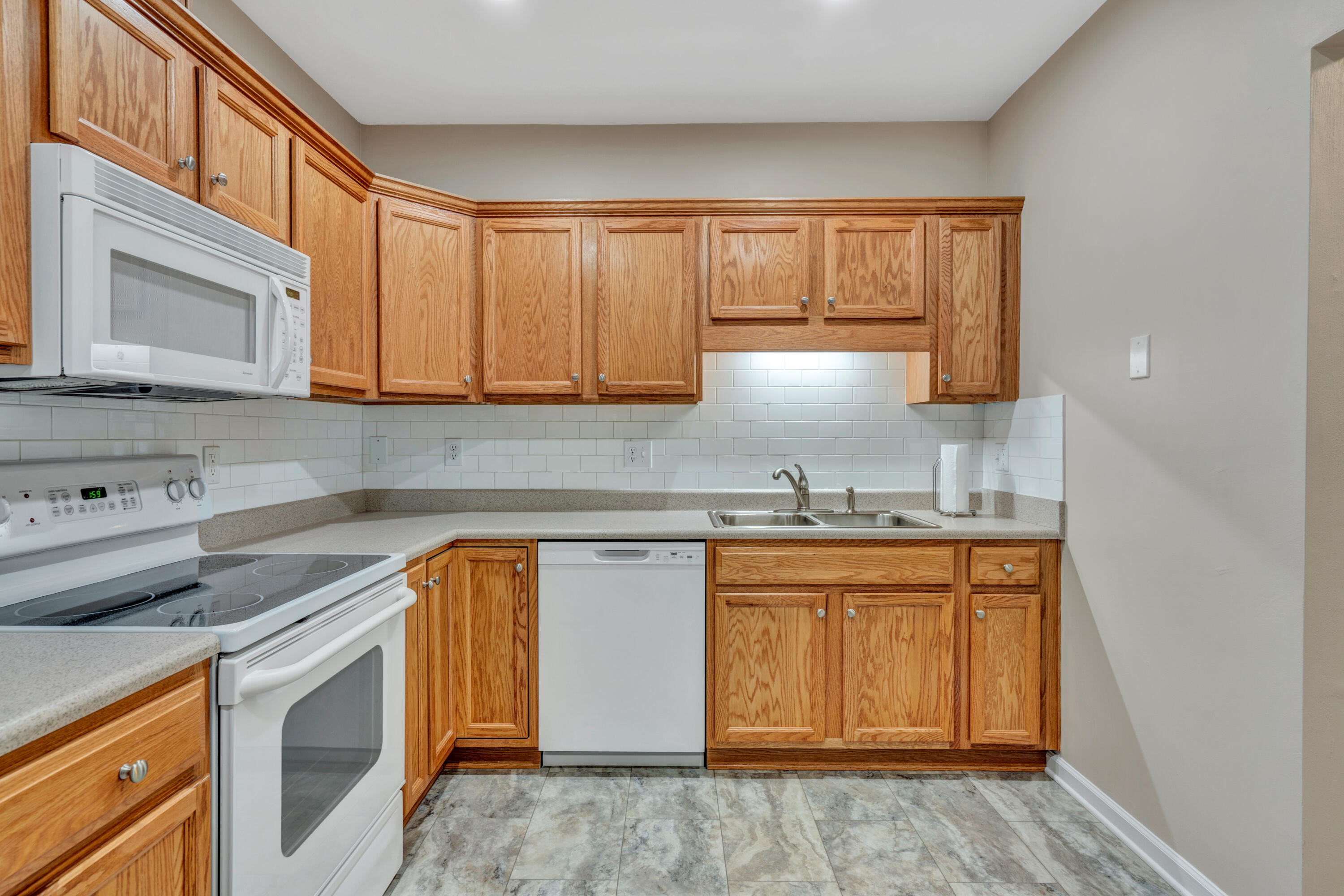 4448 Pheasant Ridge Road, Unit 407 Roanoke, VA 24014 - Photo 5 of 18 06-DSC0480