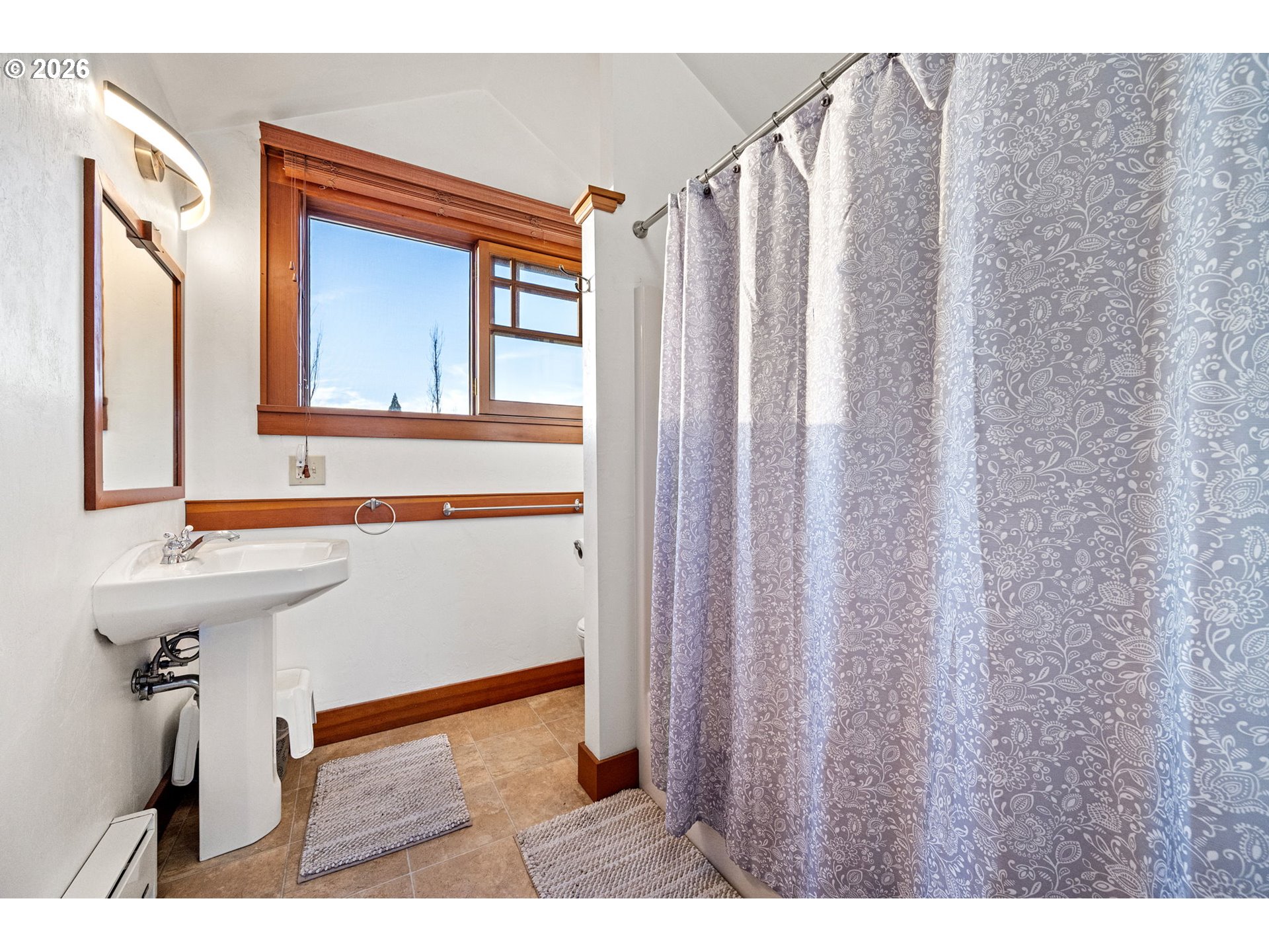 916 G Street Springfield, OR 97477 - Photo 35 of 48 Bathroom