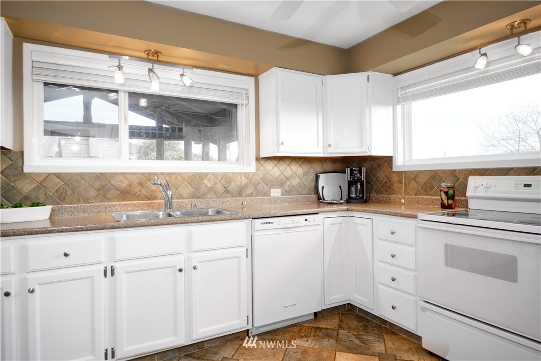 674 South Beach Road Point Roberts, WA 98281 - Photo 5 of 19