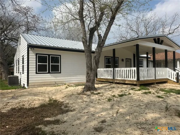 $289,900 | 1008 North Gonzales Street, Cuero, TX 77954