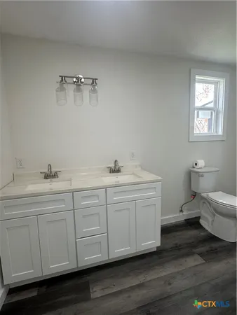 a view of a house with backyard and trees