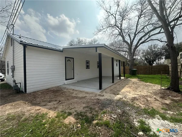 $289,900 | 1008 North Gonzales Street, Cuero, TX 77954