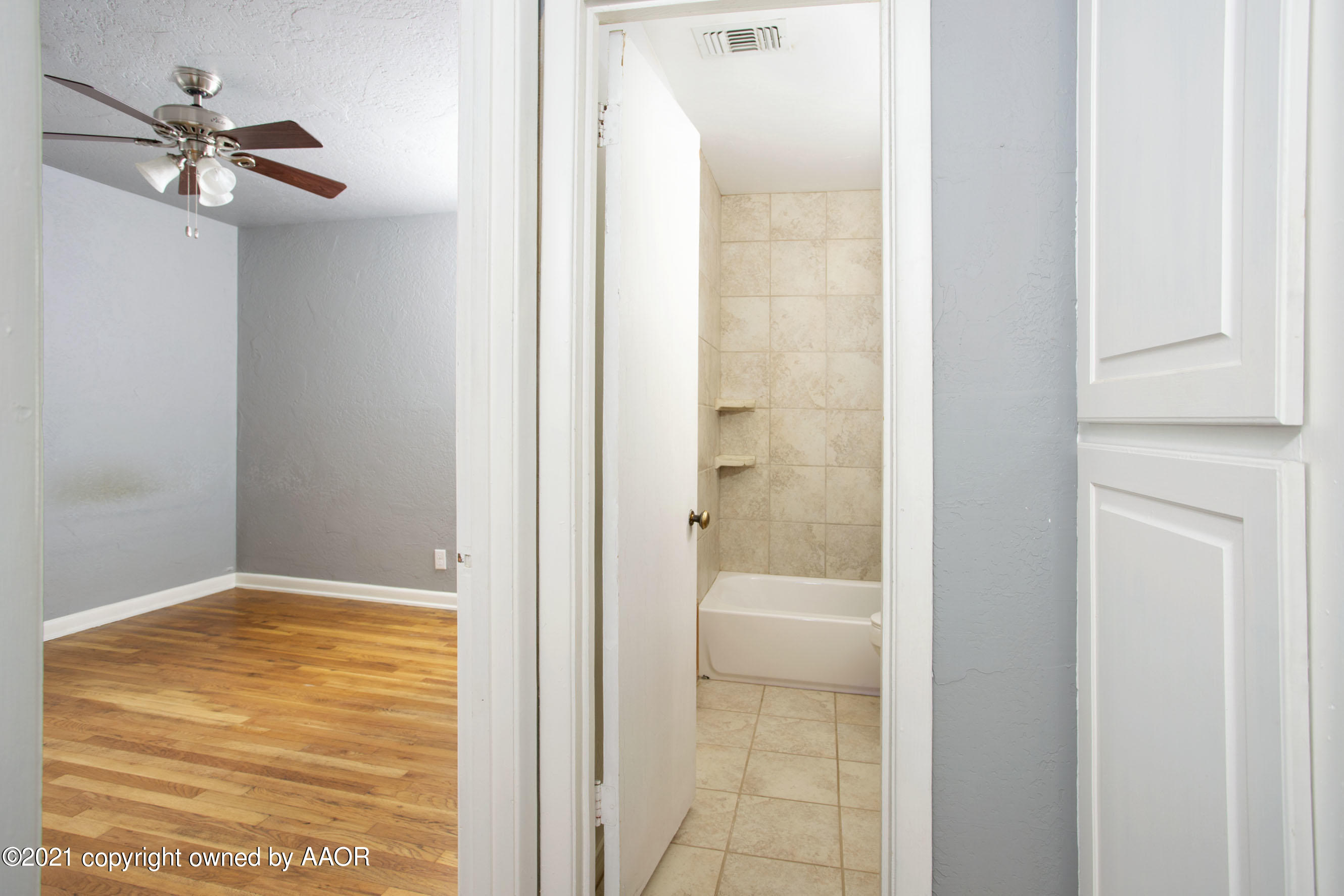 4312 South Monroe Street Amarillo, TX 79110 - Photo 12 of 18 a bathroom with a bathtub and a shower