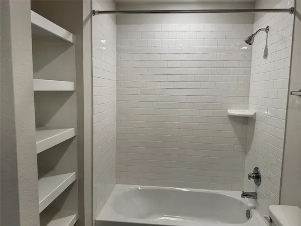 $2,700 | 359 Twin Lakes Boulevard West, West Columbia, TX 77486