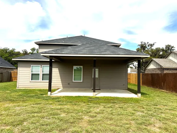 $2,700 | 359 Twin Lakes Boulevard West, West Columbia, TX 77486