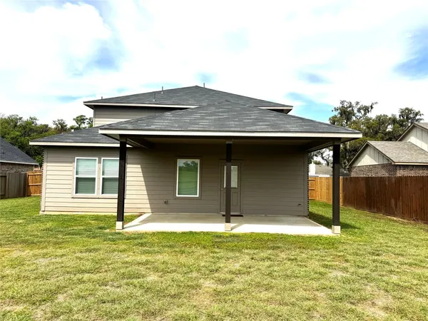 $2,700 | 359 Twin Lakes Boulevard West, West Columbia, TX 77486