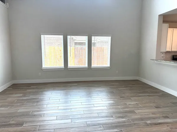 $2,700 | 359 Twin Lakes Boulevard West, West Columbia, TX 77486