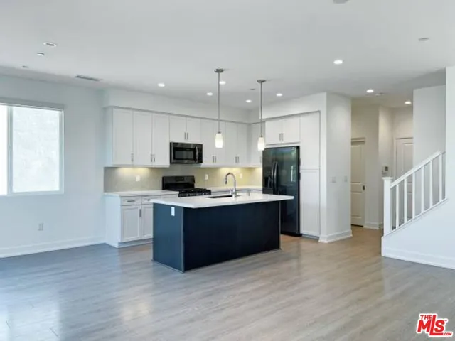 $3,695 | 7105 Tampa Avenue, Unit 7101, Reseda, CA 91335