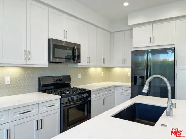 $3,695 | 7105 Tampa Avenue, Unit 7101, Reseda, CA 91335