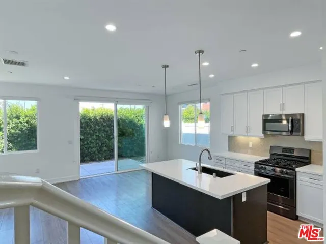 $3,695 | 7105 Tampa Avenue, Unit 7101, Reseda, CA 91335