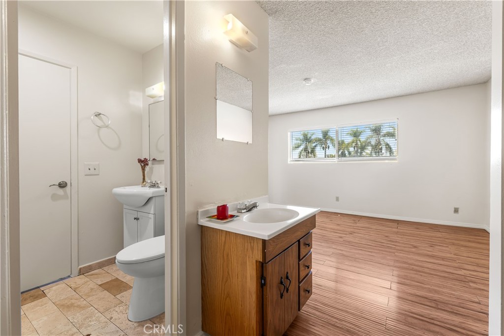5530 Ackerfield Avenue, Unit 206 Long Beach, CA 90805 - Photo 19 of 33 a view of bathroom with bathtub and toilet