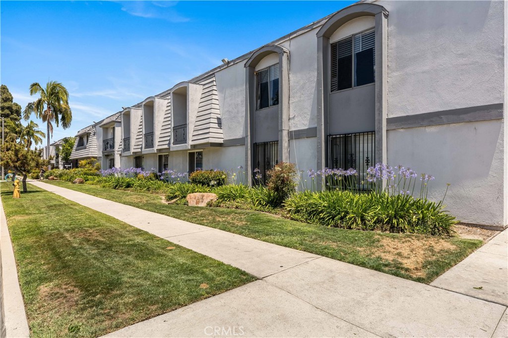 5530 Ackerfield Avenue, Unit 206 Long Beach, CA 90805 - Photo 33 of 33 a front view of a house with garden