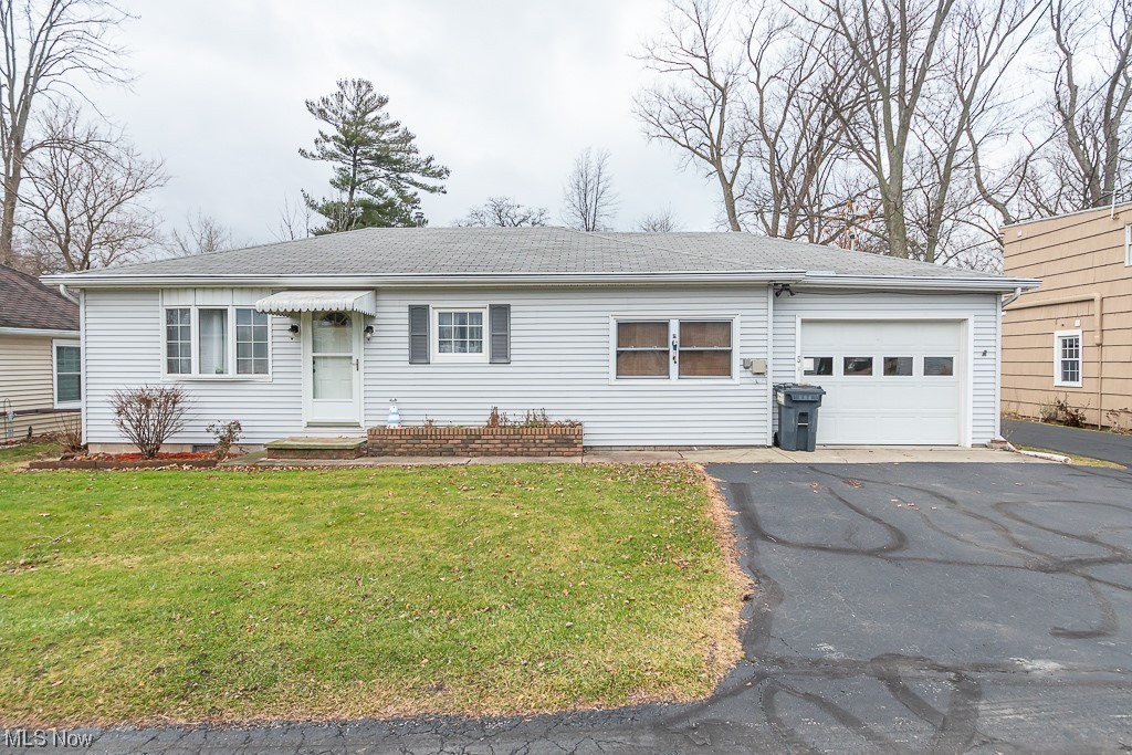 5 Pleasantview Vermilion, OH 44089 - Photo 1 of 37 Ranch-style home with a garage and a front yard