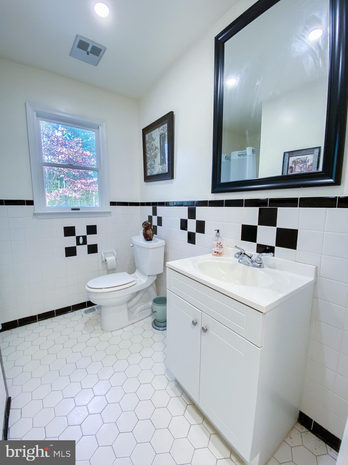 240 Grays Road Lothian, MD 20711 - Photo 29 of 80 Main Level Full Bath