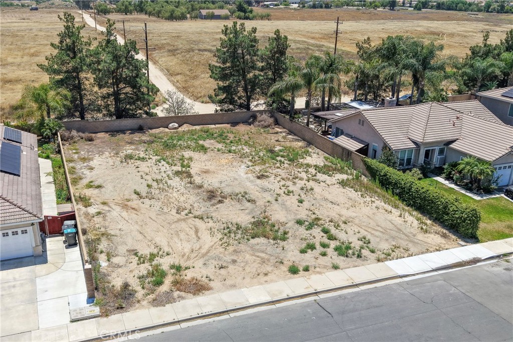 32257 Perigord Road Winchester, CA 92596 - Photo 2 of 19 a view of a yard in front of house