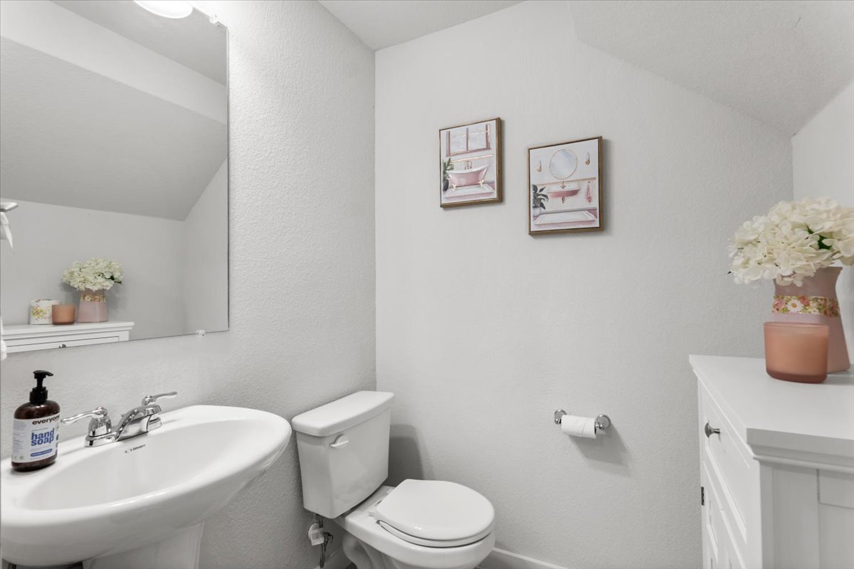 321 Buffalo View Lane Georgetown, TX 78628 - Photo 15 of 29 Guest bath on main level