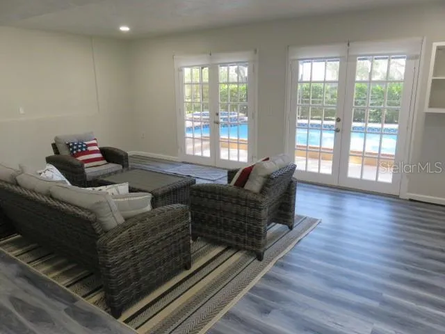 a view of a backyard