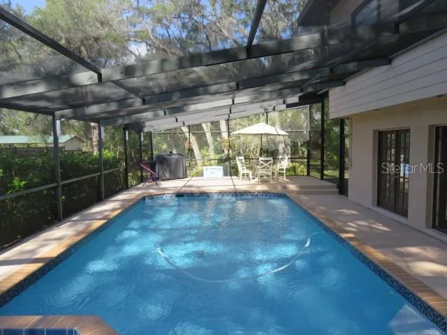 a view of a backyard