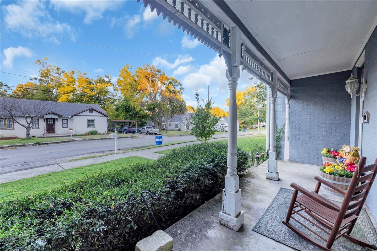 412 East Harp Street Manchester, TN 37355 - Photo 5 of 79 a house view with a seating space and garden space
