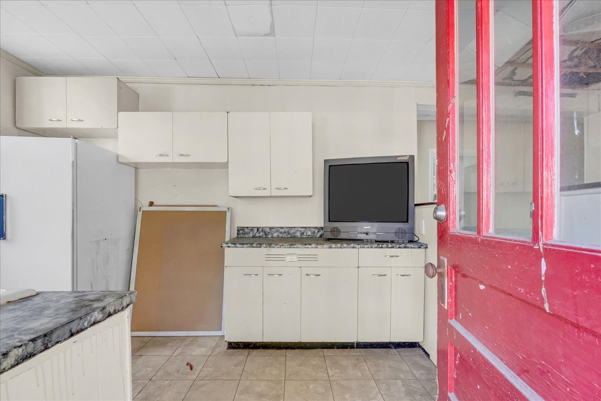 412 East Harp Street Manchester, TN 37355 - Photo 57 of 79 a kitchen with granite countertop a sink and a stove top oven