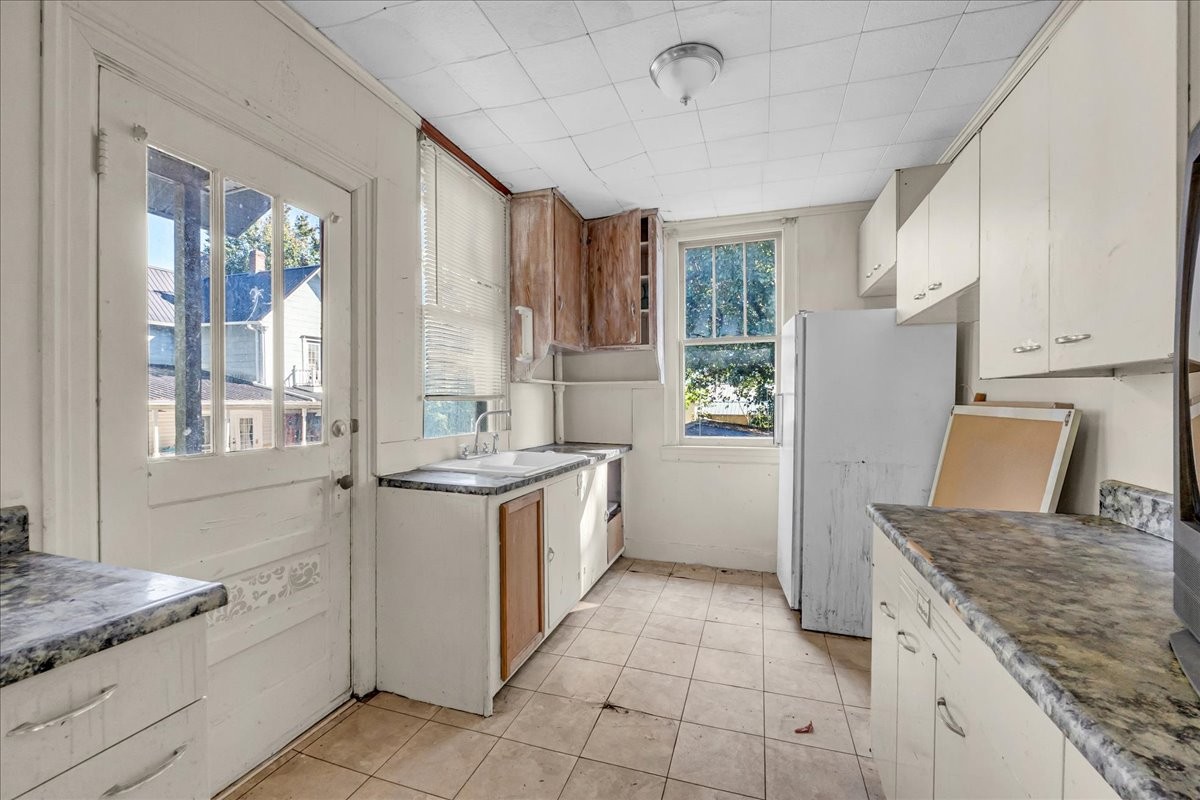 412 East Harp Street Manchester, TN 37355 - Photo 70 of 79 a kitchen with granite countertop a sink stove and refrigerator