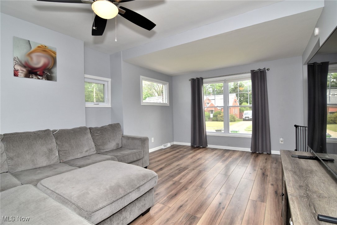 4498 Telhurst Road Cleveland, OH 44121 - Photo 6 of 33