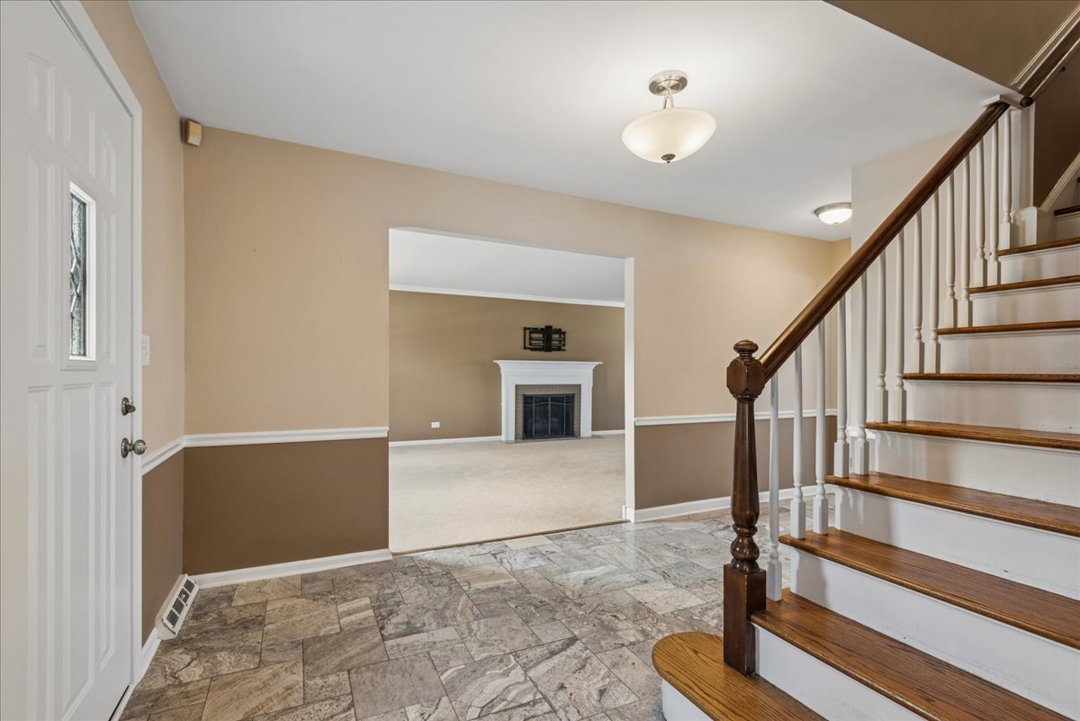 1318 Gamon Road Wheaton, IL 60189 - Photo 3 of 35