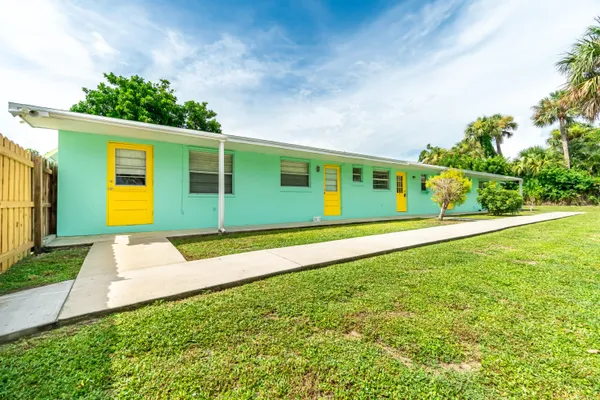 $1,300 | 2566 Northeast Hickory Avenue, Unit A EFFICIENCY, Jensen Beach, FL 34957
