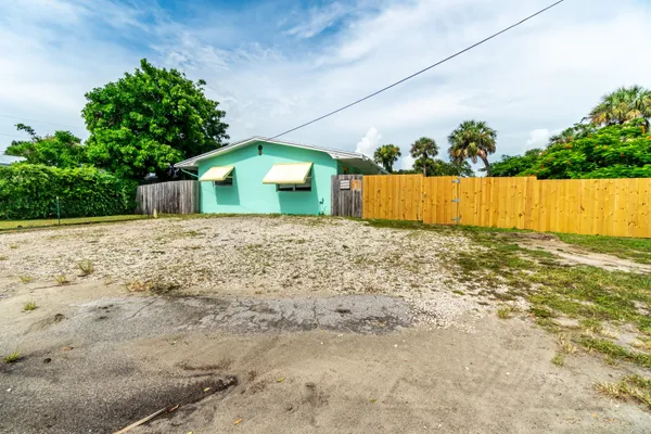 $1,300 | 2566 Northeast Hickory Avenue, Unit A EFFICIENCY, Jensen Beach, FL 34957