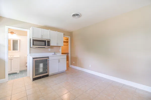 $1,300 | 2566 Northeast Hickory Avenue, Unit A EFFICIENCY, Jensen Beach, FL 34957