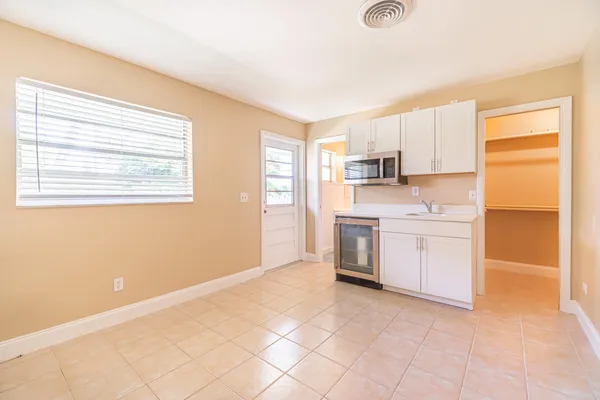 $1,300 | 2566 Northeast Hickory Avenue, Unit A EFFICIENCY, Jensen Beach, FL 34957
