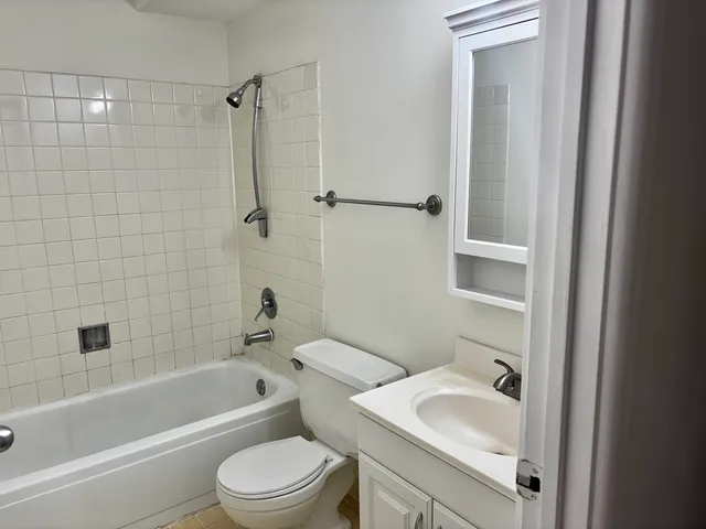 $1,500 | 2 Villa Verde Drive, Unit 203, Buffalo Grove, IL 60089